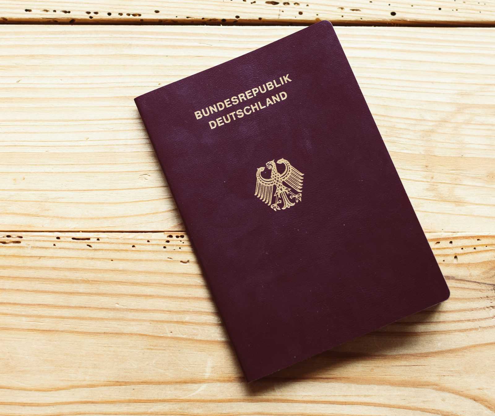 Ein Pass der Deutschen Bundesrepublik liegt auf einem Tisch