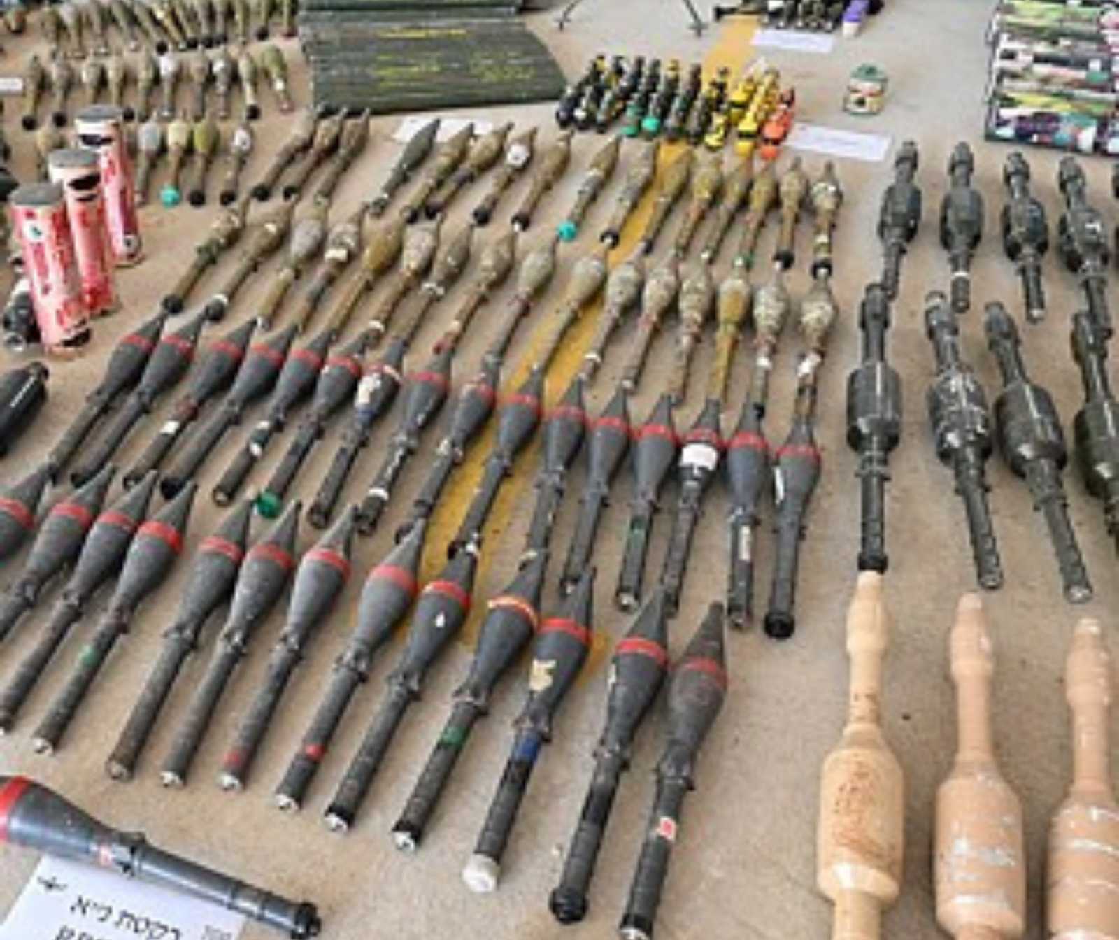 auf dem Boden ausgelegte Waffen wie Raketen usw