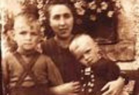 alte Fotografie einer Mutter mit zwei kleinen Jungen