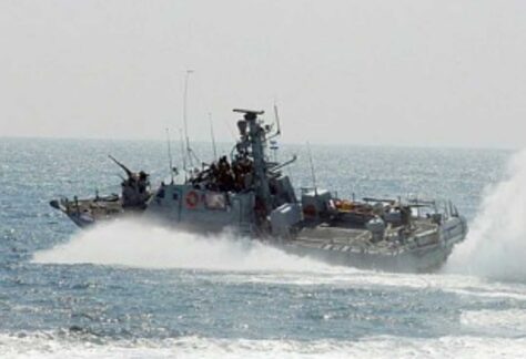 Militärboot fährt mit hoher Geschwindigkeit über's Meer und erzeugt große Wasserfontänen